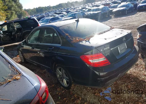 2013 Mercedes-Benz C 300 Sport 4Matic/Luxury 4Matic z USA, uszkodzony, nr VIN WDDGF8AB8DR283685